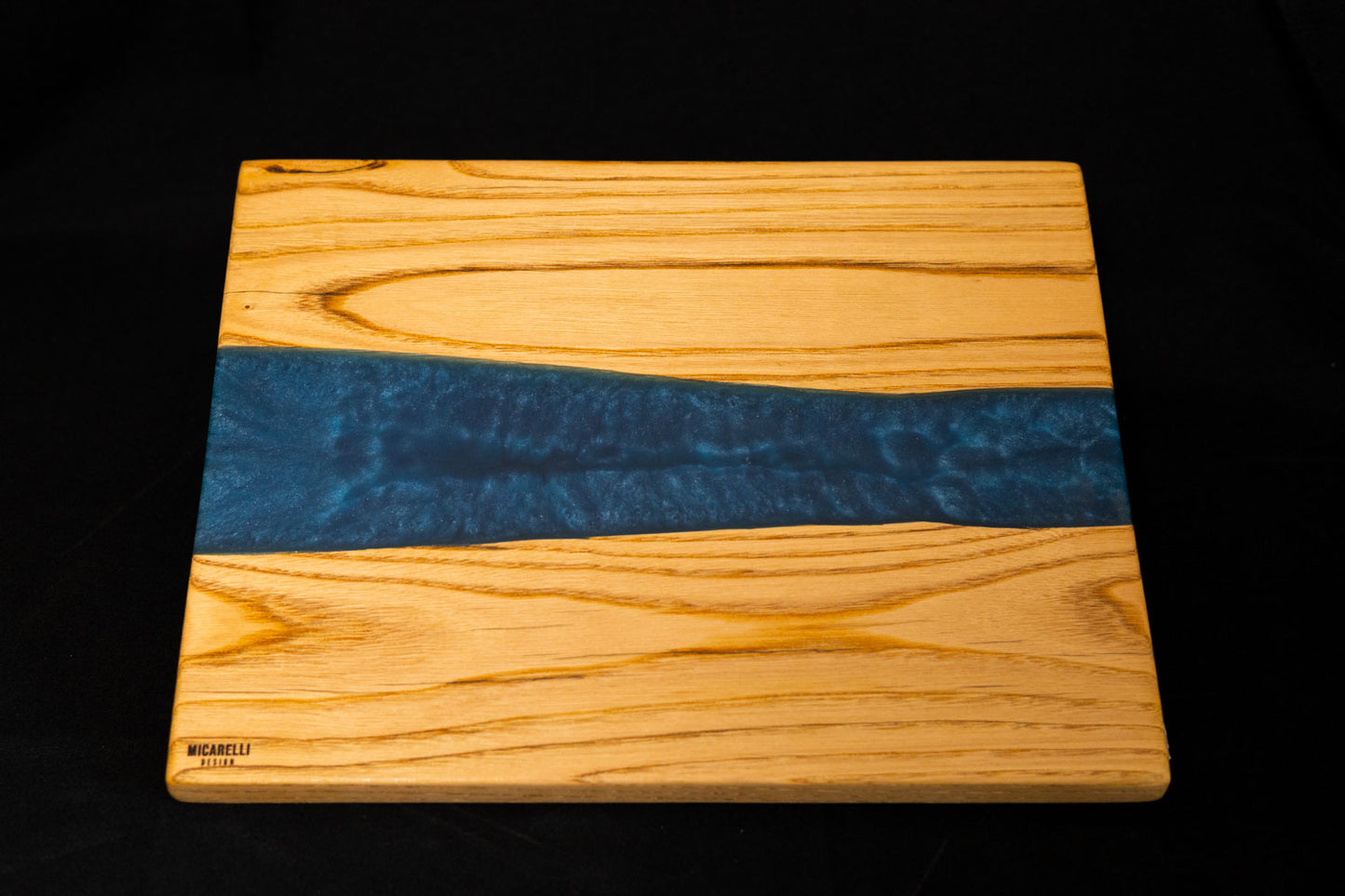 Tagliere Artigianale "Ocean Wave" – Castagno e Resina Blu