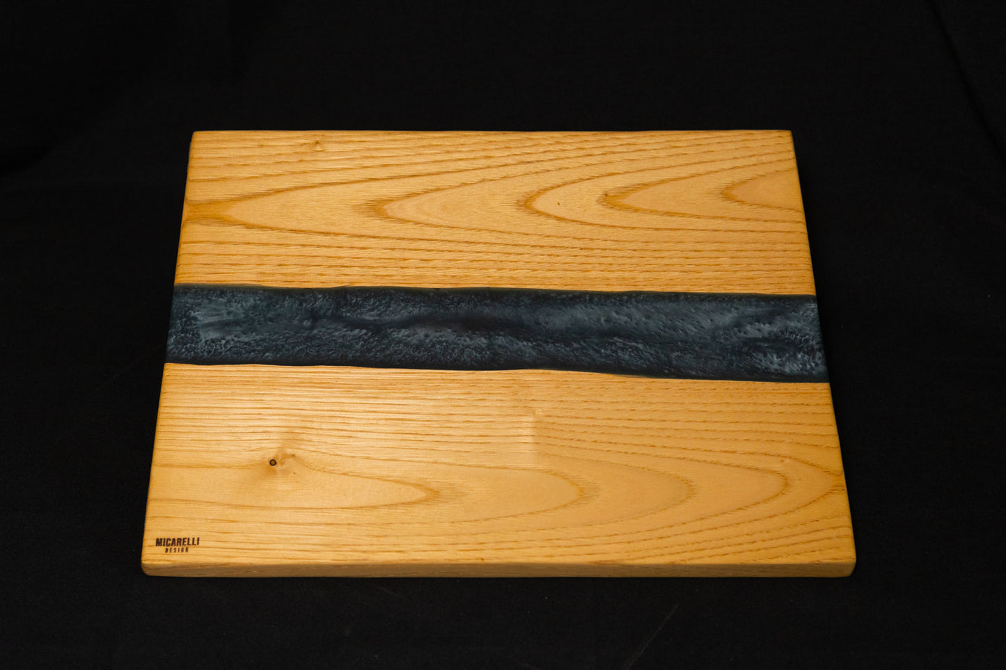 Tagliere Artigianale "Midnight River" – Castagno e Resina Grigio Scuro