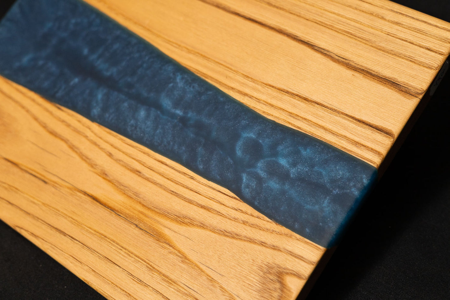 Tagliere Artigianale "Ocean Wave" – Castagno e Resina Blu