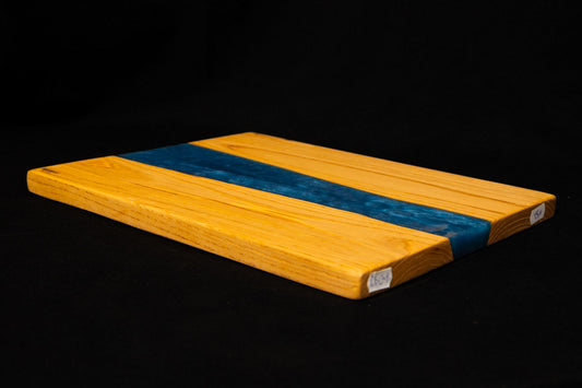 Tagliere Artigianale "Ocean Wave" – Castagno e Resina Blu