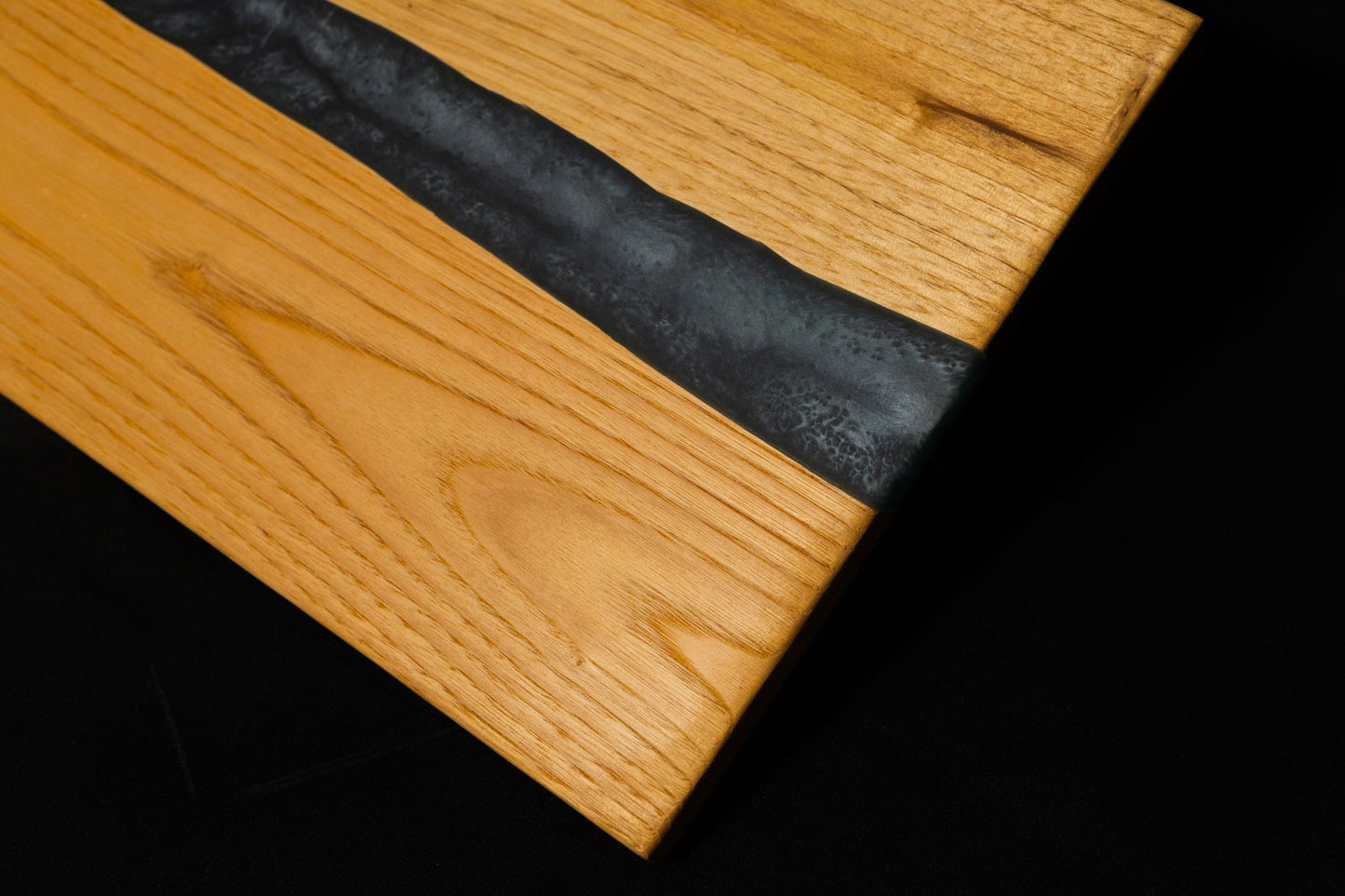 Tagliere Artigianale "Anthracite River" – Castagno e Resina Grigia