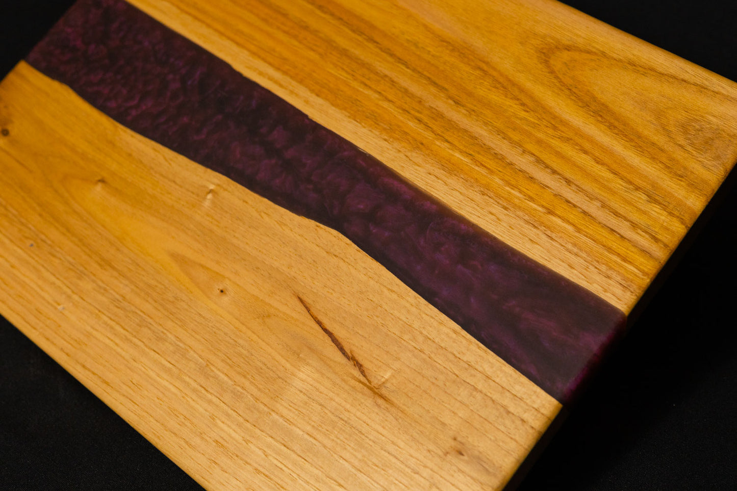 Tagliere Artigianale "Purple River" – Castagno e Resina Viola