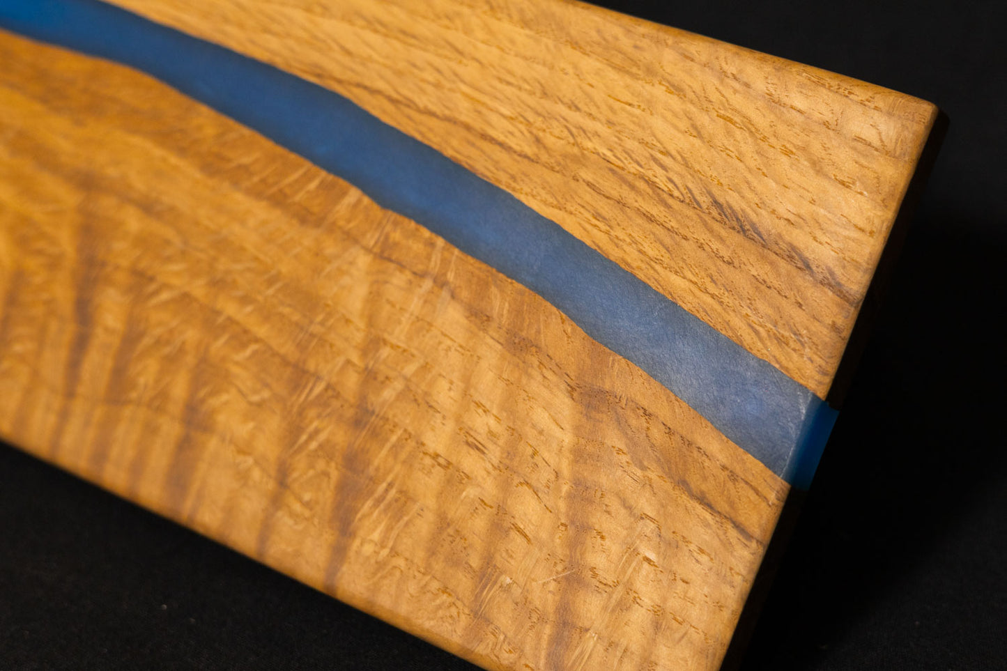 Tagliere Artigianale "Slim Blue River" – Olmo e Resina Blu