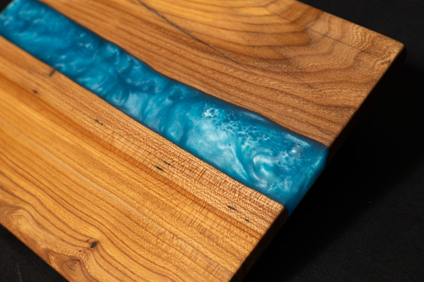 Tagliere Artigianale "Azure Elm" – Olmo e Resina Azzurra