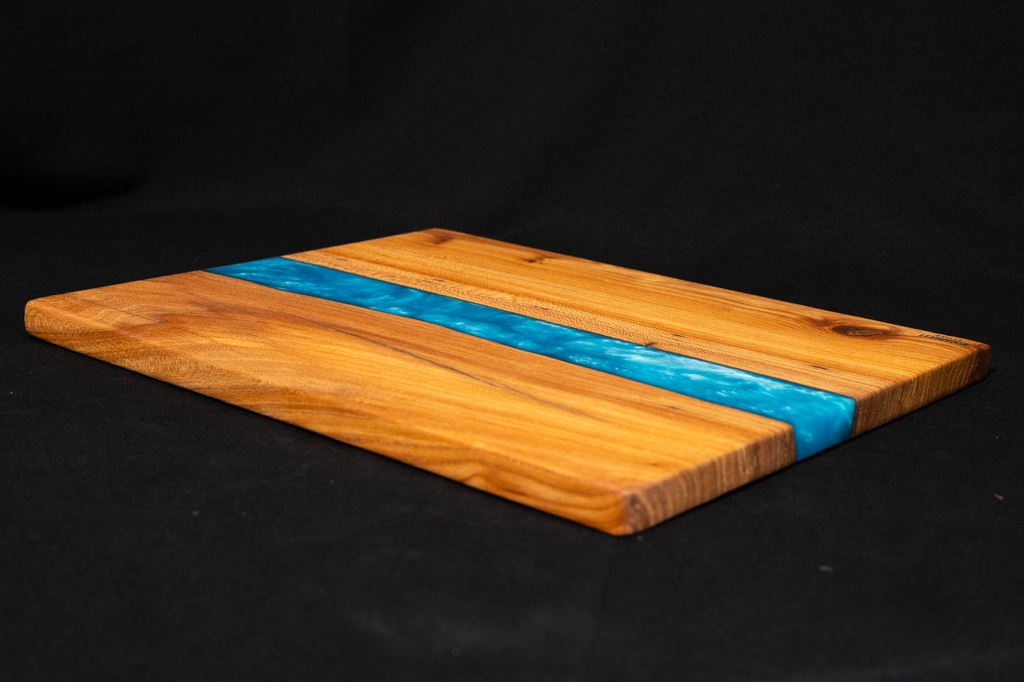 Tagliere Artigianale "Azure Elm" – Olmo e Resina Azzurra
