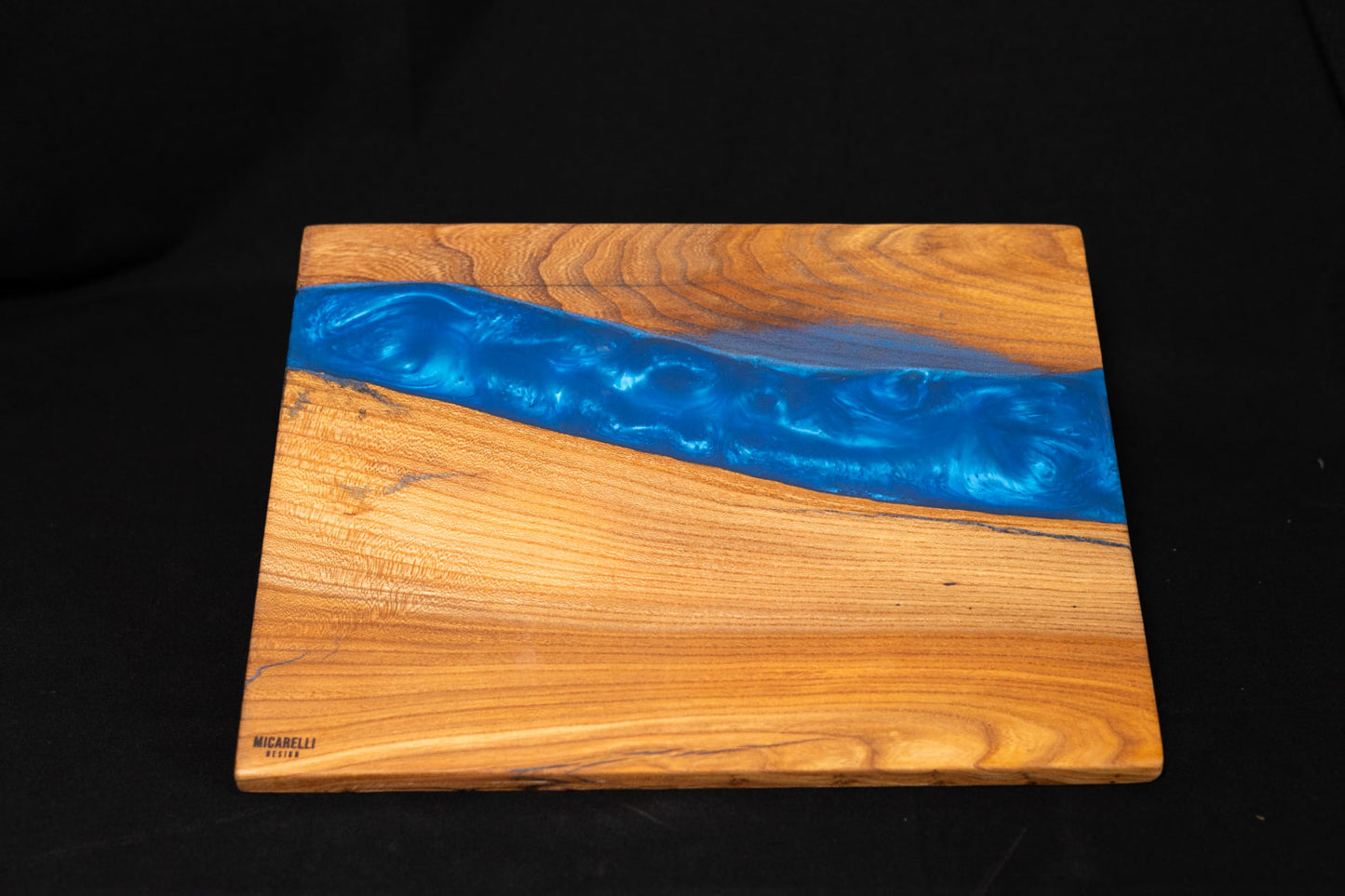 Tagliere Artigianale "Deep Electric River" – Olmo e Resina Blu