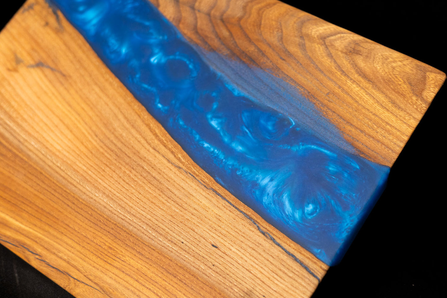 Tagliere Artigianale "Deep Electric River" – Olmo e Resina Blu