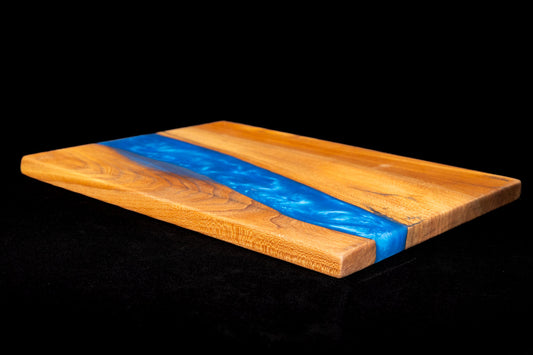 Tagliere Artigianale "Deep Electric River" – Olmo e Resina Blu